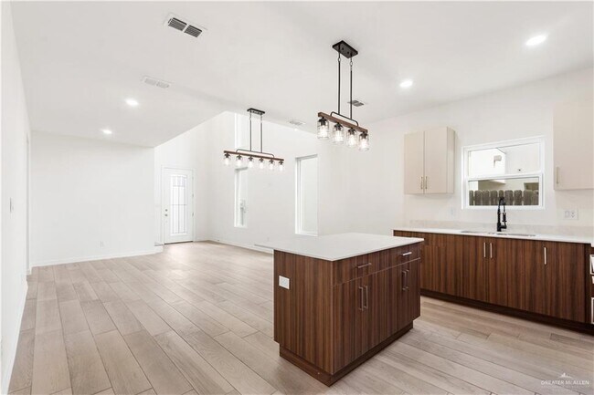 Building Photo - 2312 Corales St
