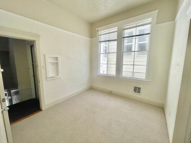 Building Photo - 585 Birch St