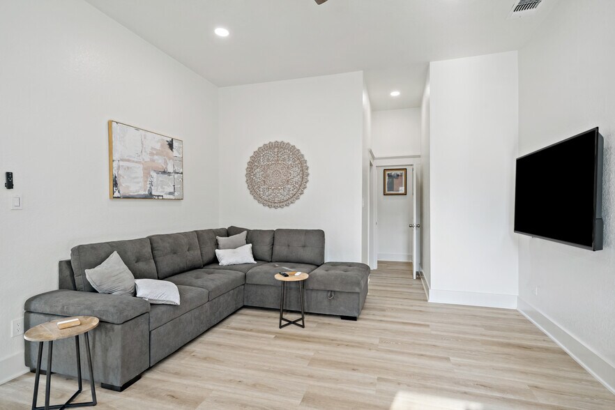 Building Photo - 506 E Evergreen St