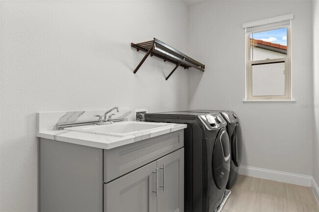 Building Photo - 10511 Royal Cypress Way