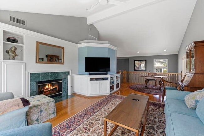 Building Photo - 5618 Bellevue Ave