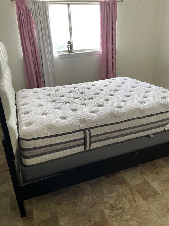 Building Photo - 2304 Mission Hill Dr