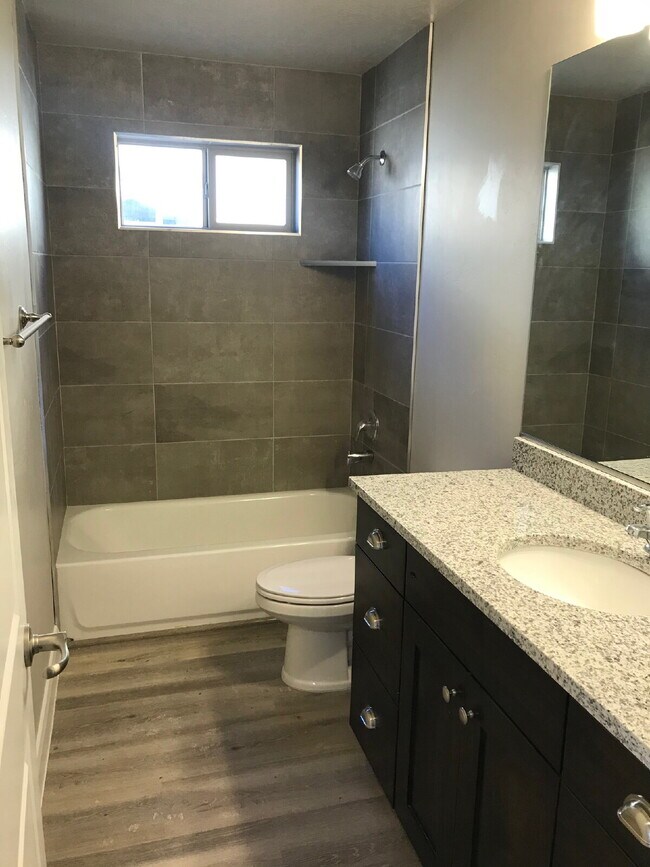 Building Photo - Spacious 4 bed 2.5 bath Townhome in Hurricane Heights