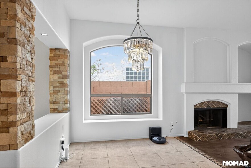 Building Photo - 971 N Santa Anna Pl