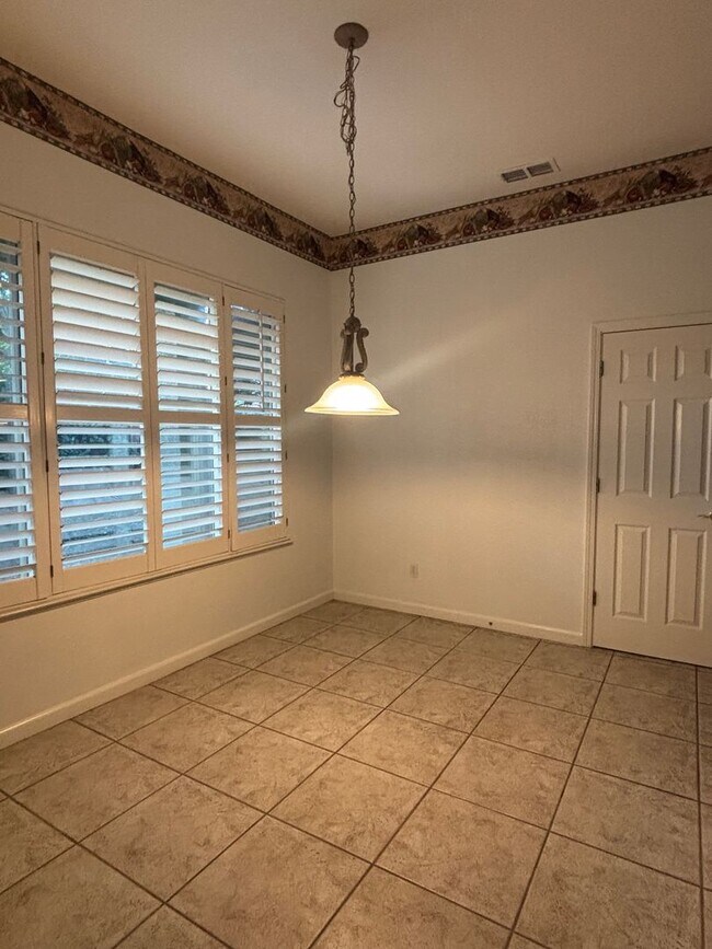 Building Photo - Beautiful 3 Bedroom 3 Bath Home