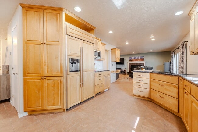 Building Photo - Private Room with Private Bath in Spacious...