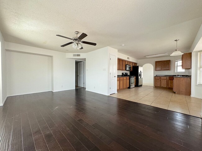 Building Photo - West El Paso 3bed 2.5bbath refrig A/C Home