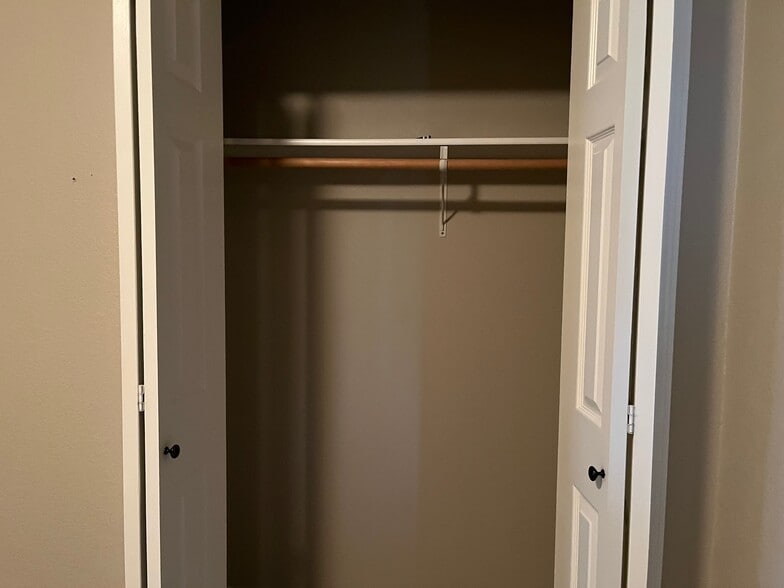 Closet - 3036 N Terrell Dr