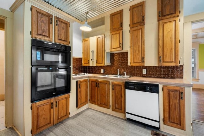 Building Photo - 113 Dell St