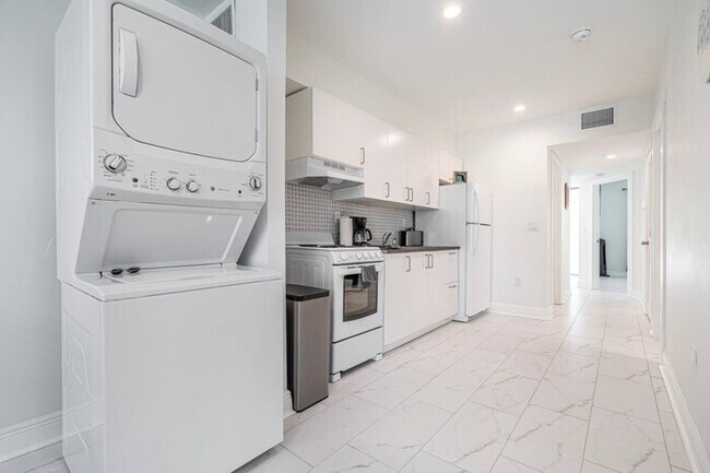 Building Photo - Beachfront Bloo's -2 Units-Ocean View Balc...