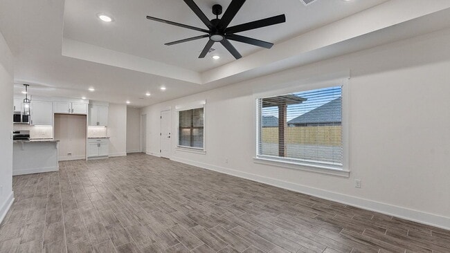 Building Photo - "Charming 3-Bedroom Retreat with Granite Finishes & Cozy Fireplace in Farmington!"