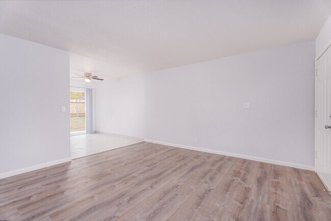 Building Photo - 6037 N Haven Dr