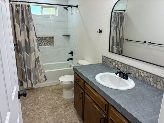 Building Photo - 3 Bedroom Home for Rent in Paradise CA | Fireplace, LVP Flooring, Yard & Garage