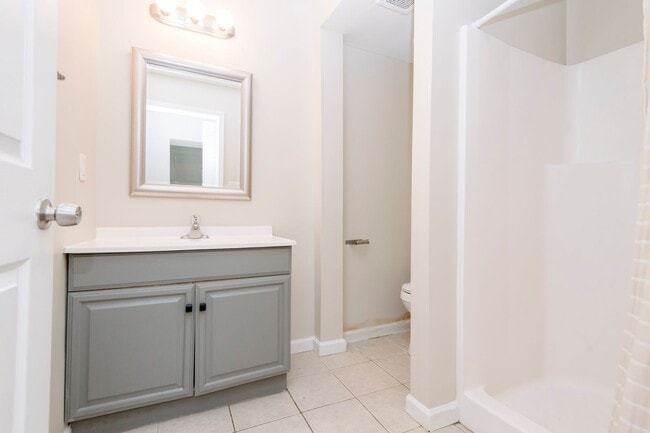 Building Photo - 3 Bedroom Home with Spacious Back yard Close to NCSU!