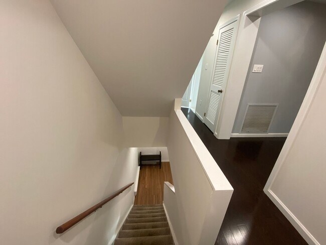 Building Photo - WOW!! BRIGHT AND SPACIOUS WATERTOWN UNIT W CENTRAL AIR, WASHER/DRYER