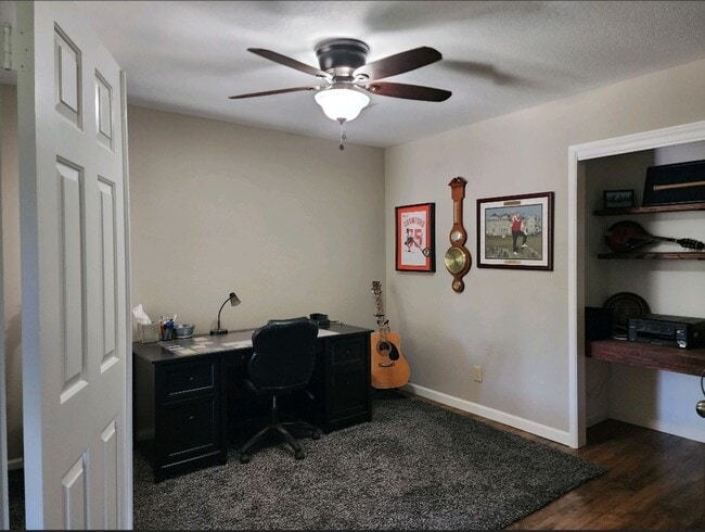 Building Photo - 3 Bedroom 2 bath with 2.5 car garage.
