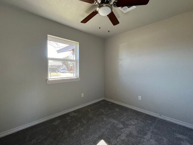 Building Photo - 5813 NW Elm Ave