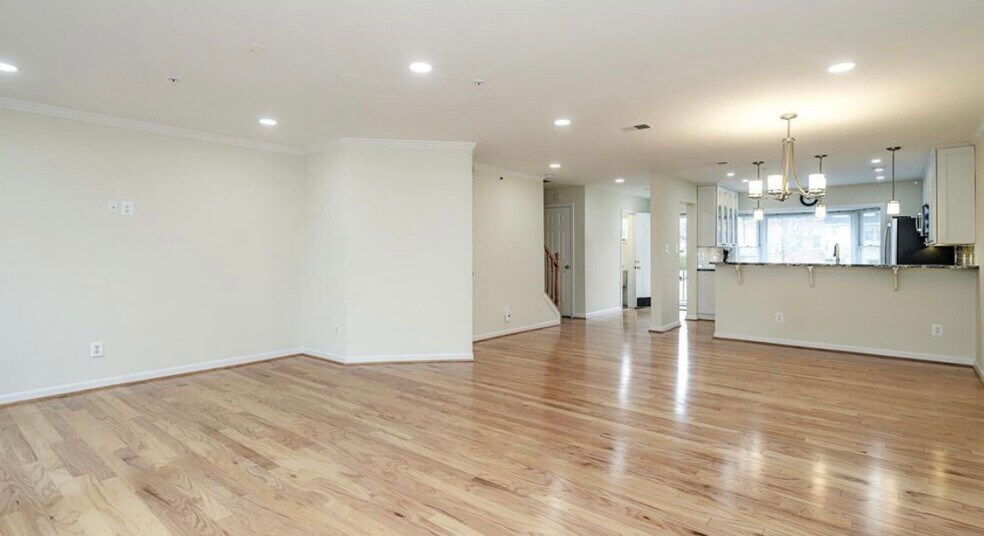 Building Photo - 203A Locust St SE