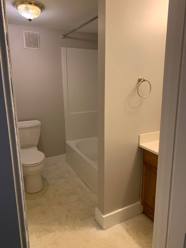 Building Photo - A spacious and quiet 3 bedroom home in Old...