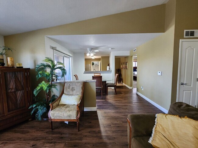 Building Photo - Gated 2 Bedroom Condo - Furnished
