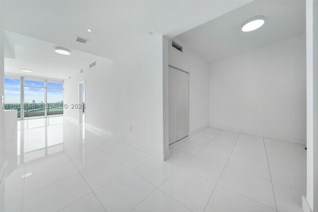 Building Photo - 900 Biscayne Blvd