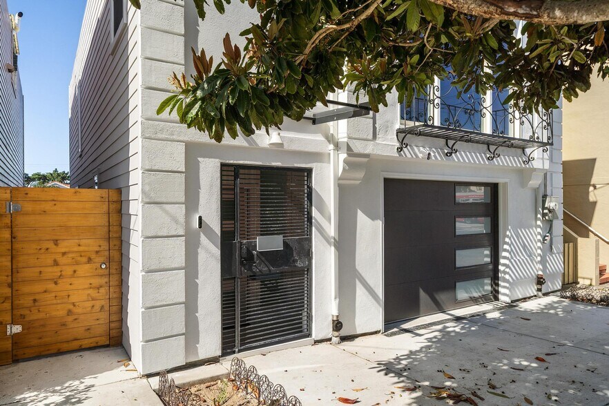 Building Photo - 1815 35th Ave