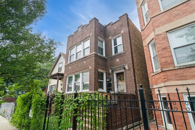 Primary Photo - 3002 N Troy St