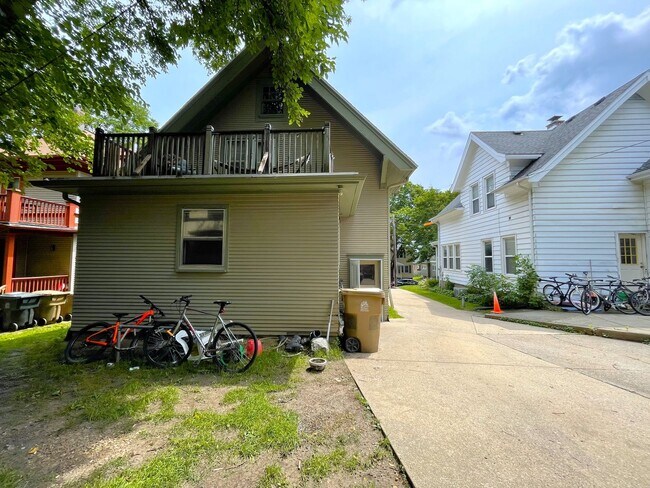 Building Photo - 10 Lathrop St