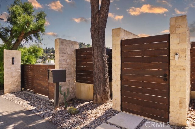 Building Photo - 3858 Alta Mesa Dr