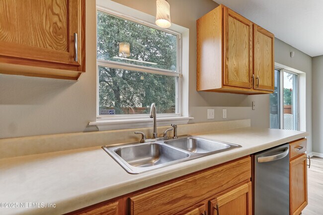 Building Photo - 172 King Arthur Ct