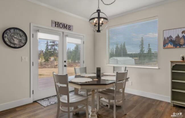 Building Photo - SEASONAL RANCH HOME