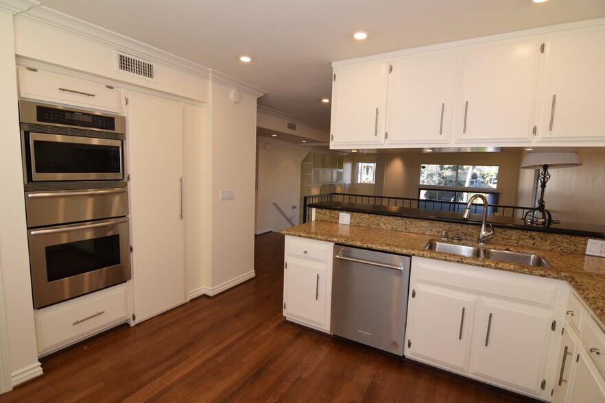 Building Photo - 13340 Maxella Ave