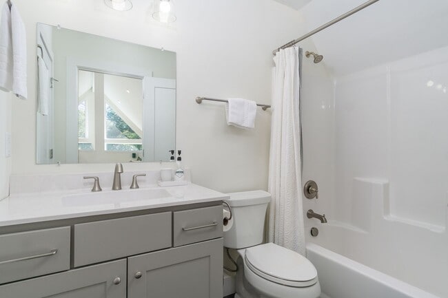 Building Photo - Candler Rental!