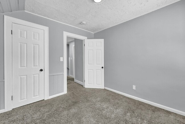 Building Photo - 1728 Hillview Rd