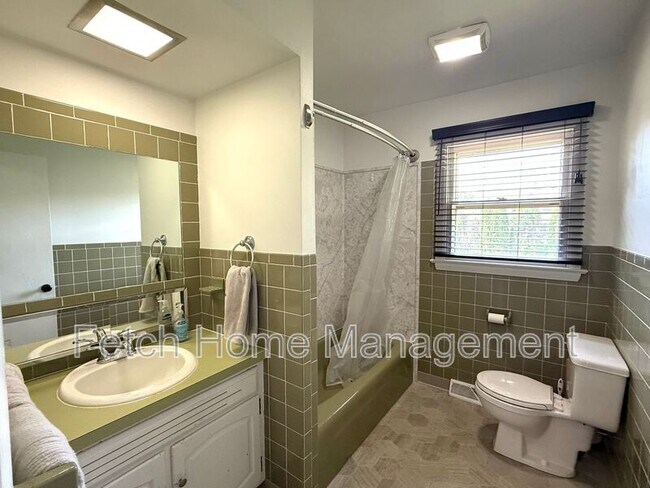 Building Photo - 417 Surrey Dr