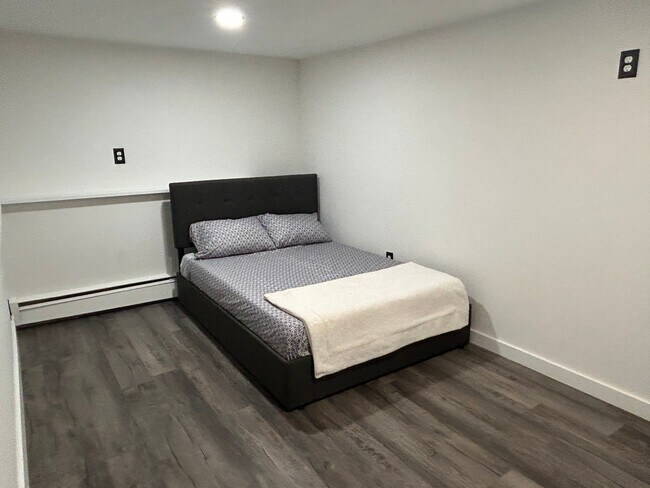 Building Photo - 619 N Harvard Ave