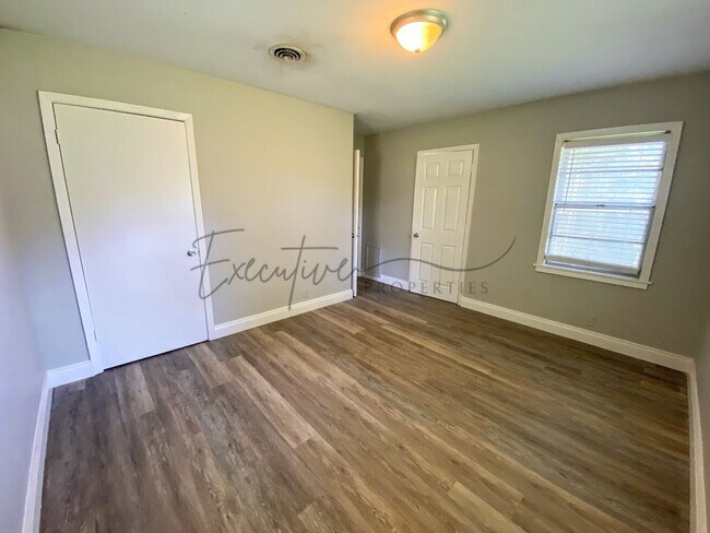Building Photo - Updated 3-Bedroom Home with Bonus Room & F...