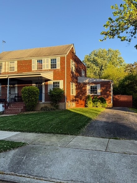 Front entrace with long single lane driveway - 7141 Greenwood Ave