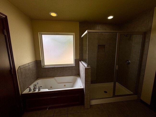 Building Photo - Charming 4 Bed 2 Bath in Yukon