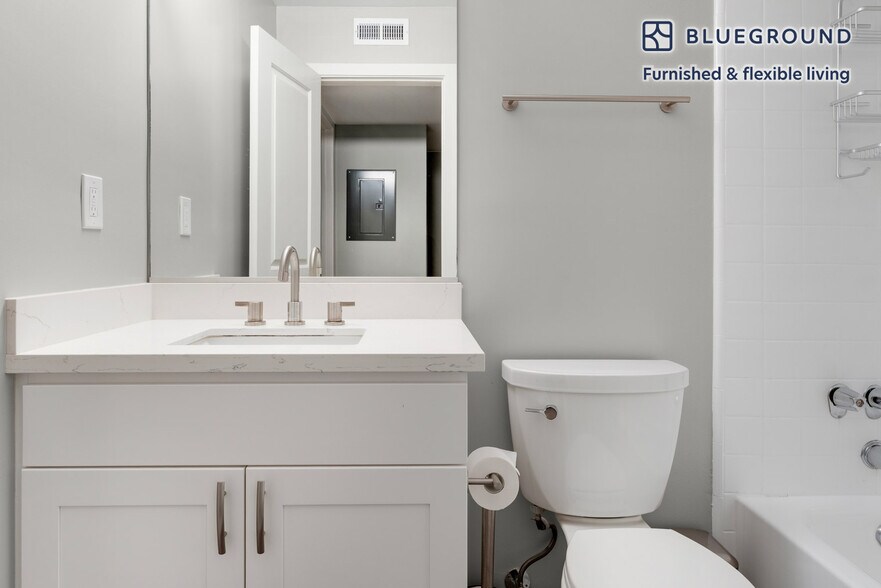 Building Photo - 2721 Midtown Ct