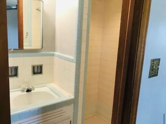 Building Photo - Fenced yard!