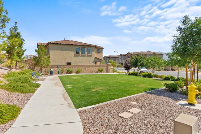 Building Photo - Stunning 3 Bedroom Home with SOLAR in Skye...