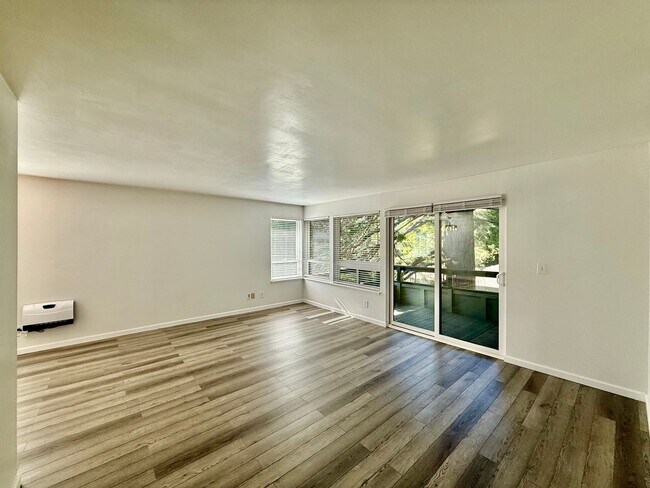 Building Photo - Beautiful 2 bed, 2 bath Shoreline Condo, $2400/mo.