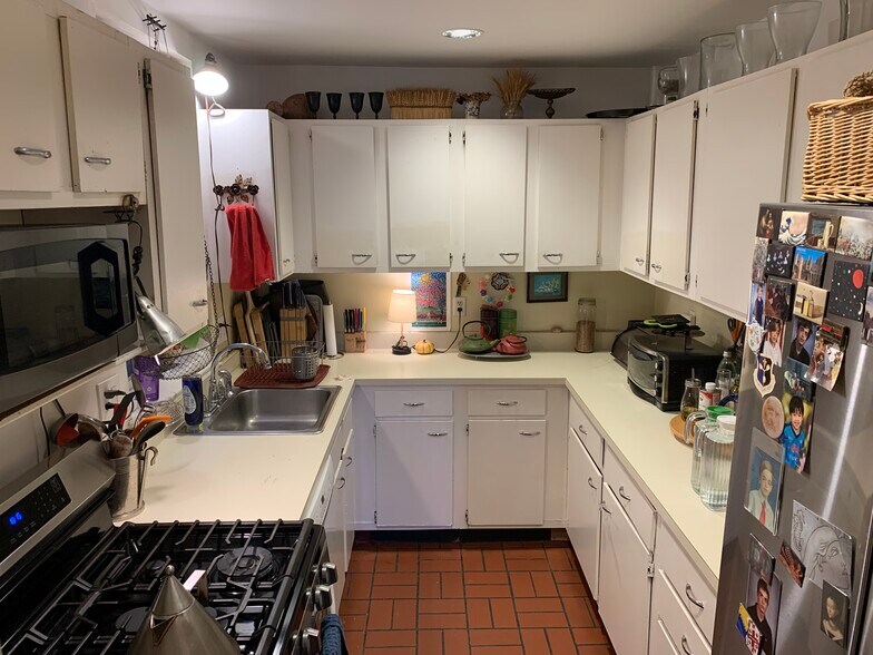 Building Photo - 410 11th St NE