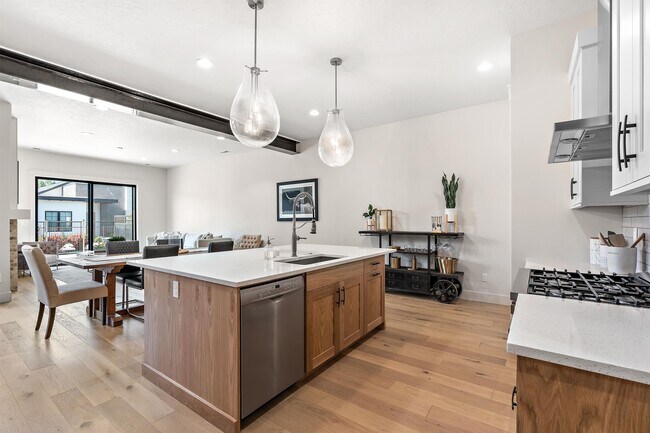 Building Photo - 2460 W Iron Coop St