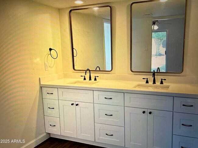 Building Photo - 912 E Acacia Cir