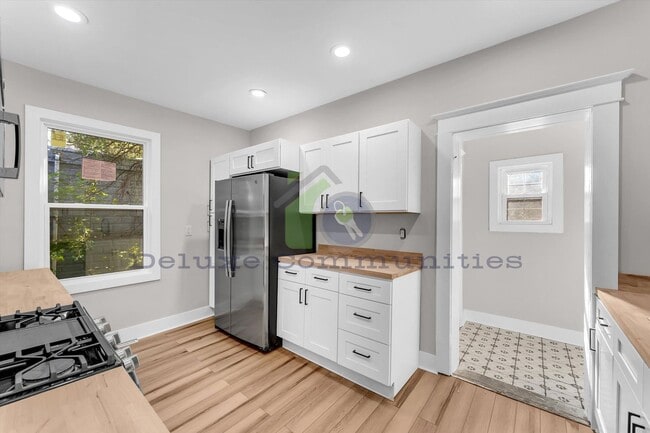 Building Photo - 724-724 Adams St SE