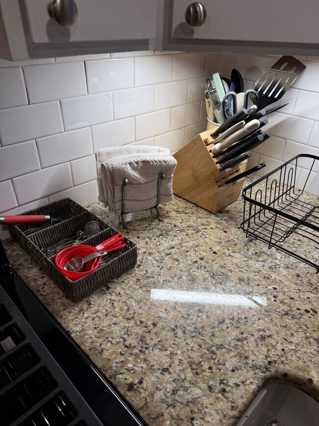 Building Photo - 1515 1/2 S Carson Ave