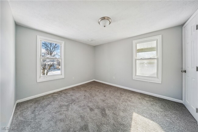 Building Photo - 702 Grace Ave