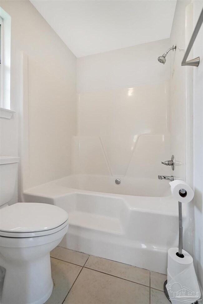 Building Photo - 28 Easton St